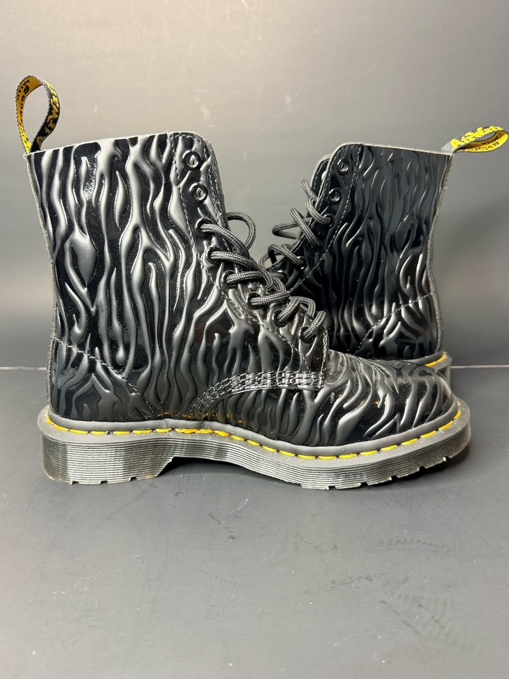 Dr. Martens 1460 Pascal Zebra Emboss Leather Boots – Women’s Size 6

🔥 Rare